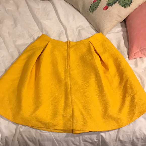 Yellow skater mini skirt - Picture 3 of 3